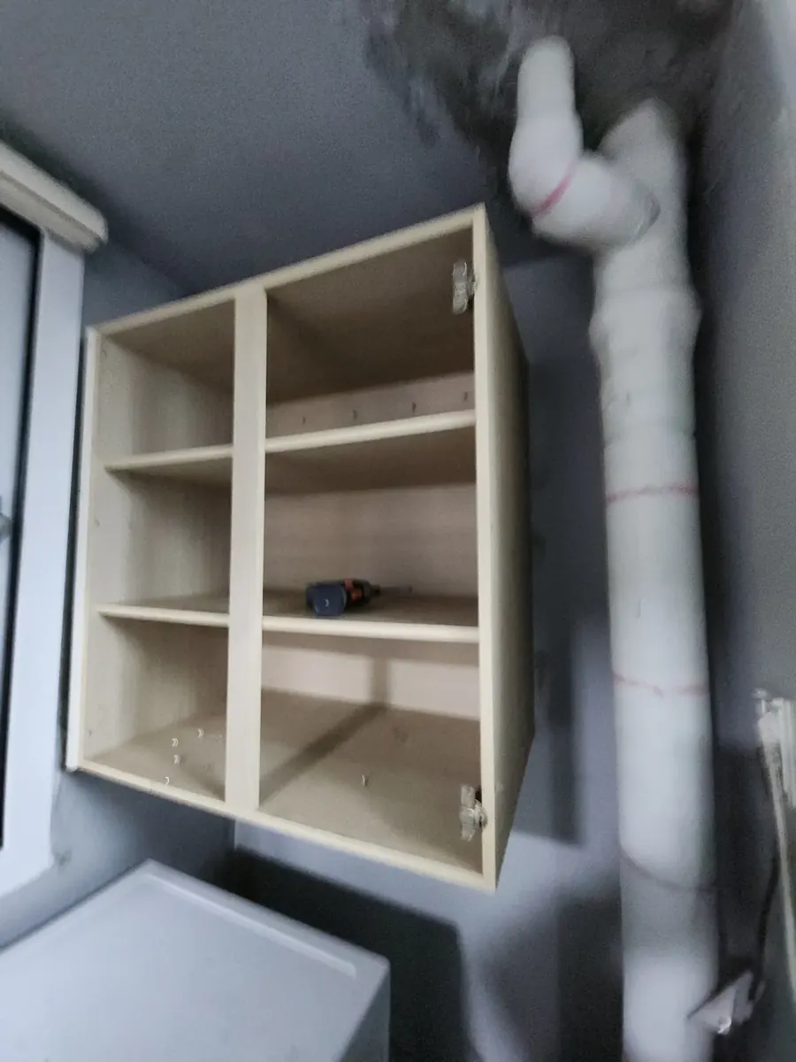 벽걸이 수납장 철거 — 수납장 가까이