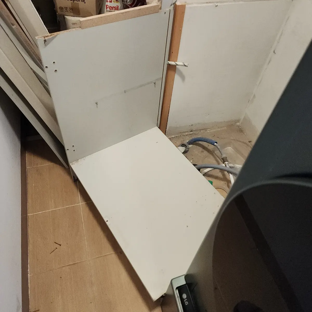 싱크대 하부장 제거 — 몸통을 해체하는 중