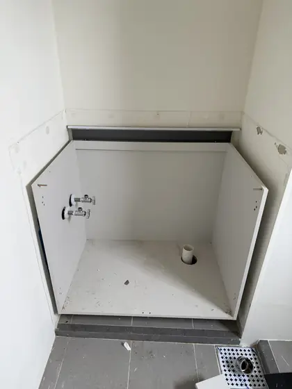 세탁실 싱크대 제거 — 상판을 들어낸 하부장 몸통