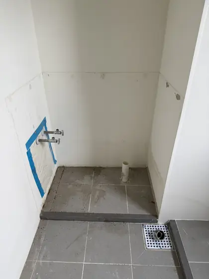 세탁실 싱크대 제거 — 싱크대를 떼어 낸 벽