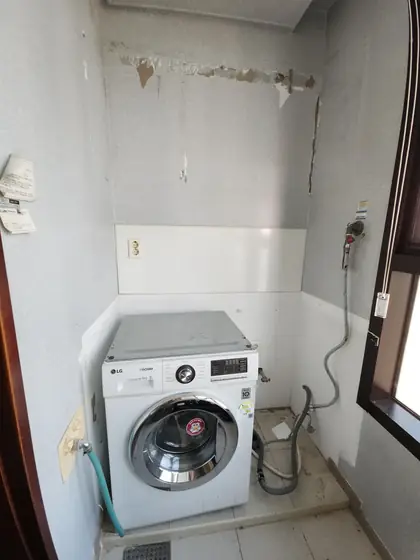 싱크대 철거 공사 — 상부장과 보조싱크대를 치운 벽
