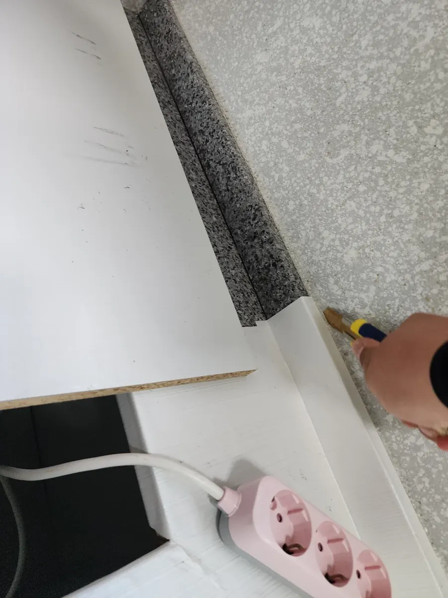 싱크대 제거 — 상판과 벽 사이 실리콘 끊기